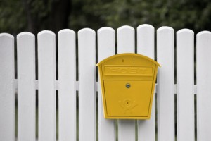 Briefkasten am Zaun