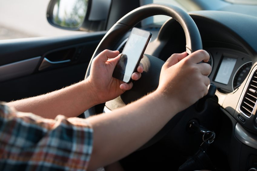 Autofahrer mit Handy am Steuer