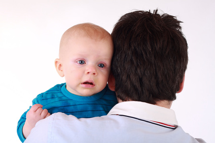 Mann mit Baby auf dem Arm