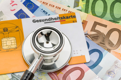 Stethoskop auf Gesundheitskarte und Geldscheinen