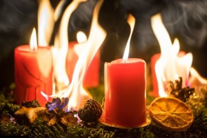 Brennender Adventskranz an Weihnachten