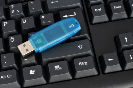 USB-Stick liegt auf Tastatur