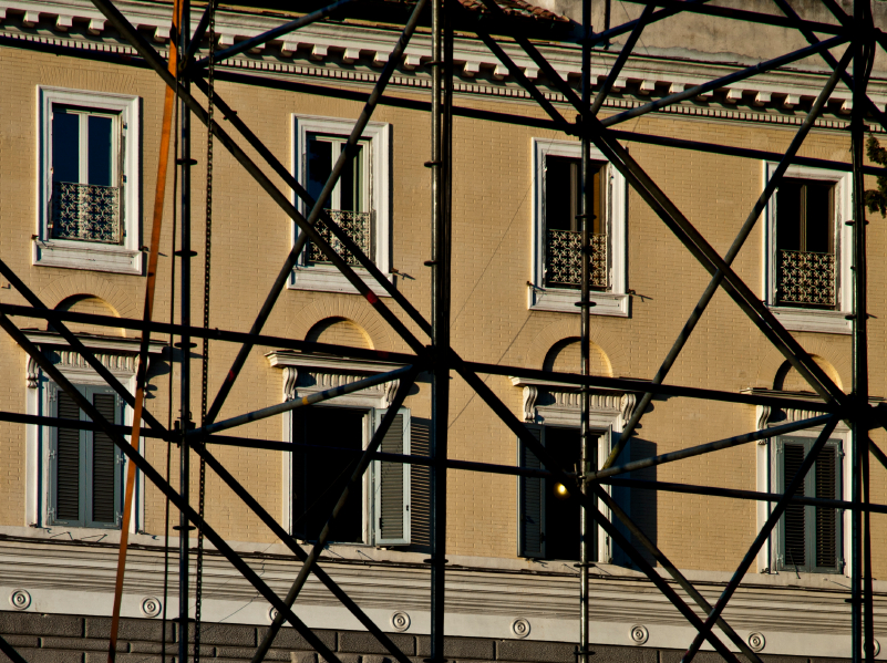 Baugerüst vor einer Hauswand mit mehreren Fenstern